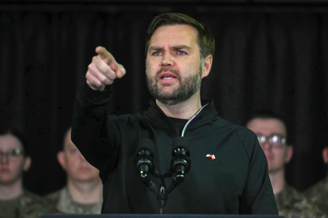 以出书描写美国乡村农民生活困境而出名的万斯，竟而使用歧视性语言取笑中国农民，遭到许多美国民眾与媒体批评。（图／美联社）