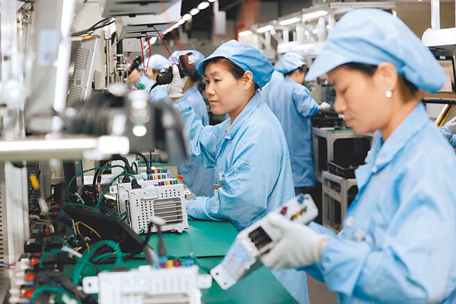 在美国总统川普宣布对大陆的34%关税再加码50%后，大陆9日也跟进加码对美50%关税，累计对美关税达84%。图为江苏宿迁一工厂，工人正在生产电动车的中控导航产品。（路透）