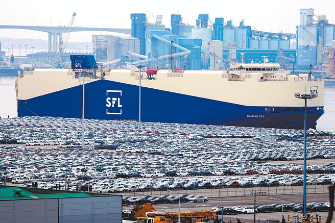 许多准备要出口的车辆，9日停在韩国平泽市的港口。（美联社）