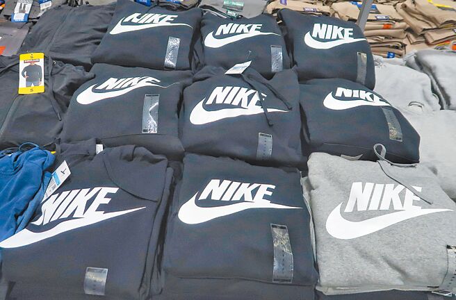 美国总统川普对台课徵32％关税，美国进口商品恐受连带影响，价格也会上涨。（王英豪摄）