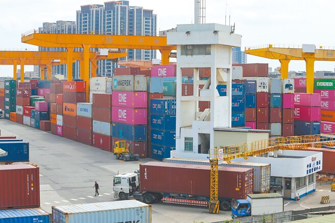 中央银行指出，美对等关税政策施行产生正负两股力量互相拉扯，正负面衝击互抵，对台湾通膨影响可能有限。图为桃园市杨梅货柜物流场作业情况。（陈麒全摄）