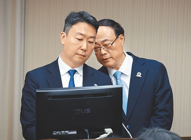 针对立委关心台湾吸引外国观光客不如其他国家，交通部长陈世凯（左）9日在立法院与观光署长周永晖（右）交换意见。（姚志平摄）