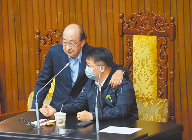 面對關稅危機，民進黨不思共謀對策，反以惡意占領立法院主席台、破壞議事程序為能事，阻撓朝野協商與經濟應變法案的討論。（圖／本報系資料照）