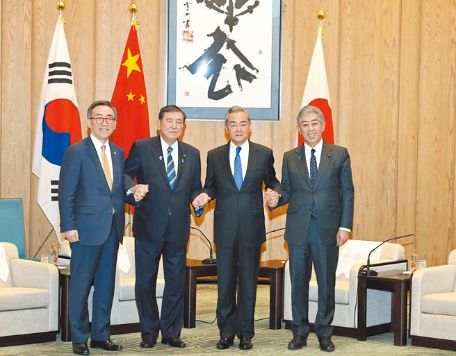 在關稅戰風暴下，中共中央周邊工作會議4月8日至9日在北京舉行，會議強調要與周邊國家鞏固戰略互信，加強產業鏈供應鏈合作。圖為3月21日在東京舉行的中日韓外長會，日本首相石破茂會見中日韓三國外長。（新華社）