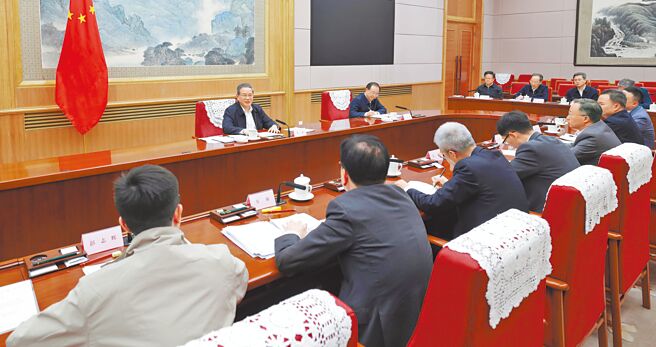 大陸國務院總理李強9日主持召開經濟形勢專家和企業家座談會，聽取對當前經濟形勢和下一步經濟工作的意見建議。 （新華社）