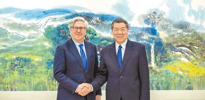 中共中央政治局委員、中央財辦主任何立峰8日在北京會見美國布魯金斯學會名譽主席桑頓。（新華社）