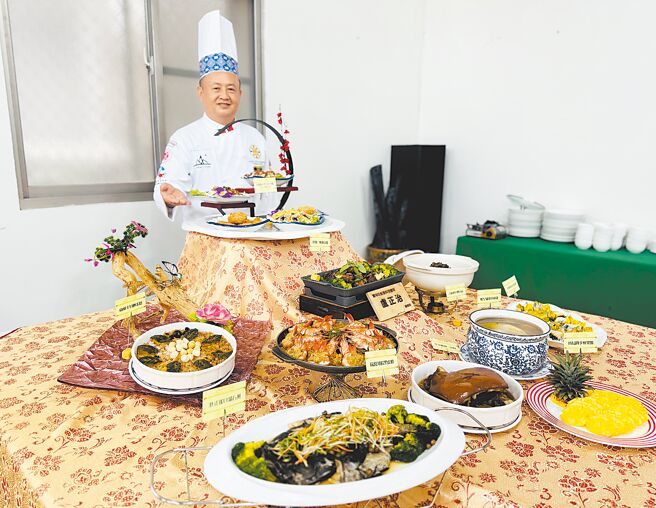 总舖师卢正治承袭家传美味，并透过创新推广拚出一条活路，也让办桌古早味继续飘香。（曹婷婷摄）