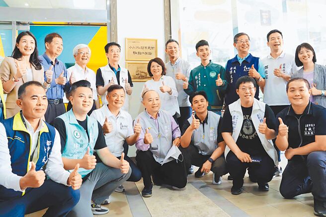 嘉義市推動「嘉義大車站西側地區第一期都市更新計畫案」，為讓民眾更了解都更案，特別成立嘉義市第1個都更駐點工作站，9日舉行揭牌啟用儀式。（呂妍庭攝）