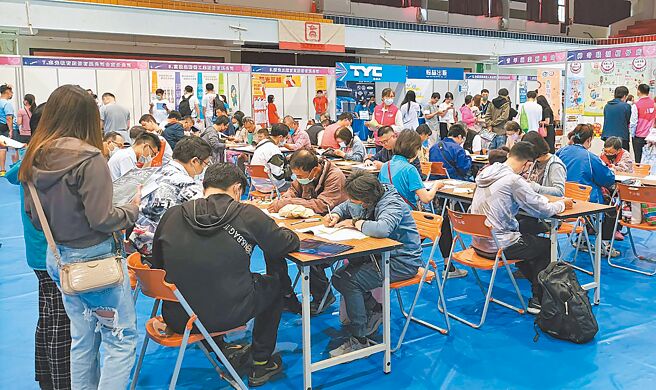 勞動部雲嘉南分署台南就業中心與國立台南大學合作，將於12日在南大中山體育館舉辦大型聯合徵才活動。圖為過去的徵才活動吸引大批求職青年參與。（台南就業中心提供／洪榮志台南傳真）
