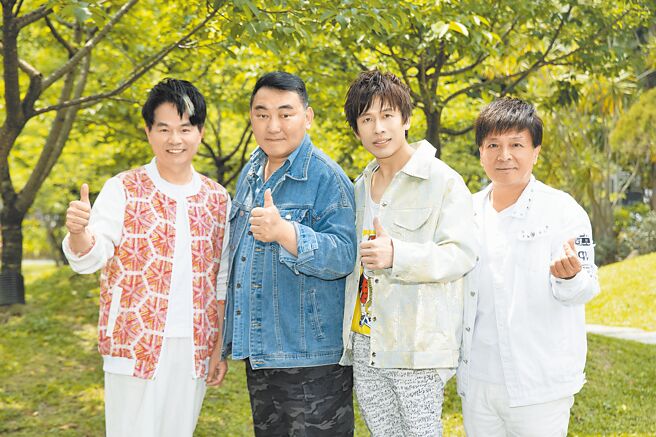 陳昶均（右二）9日舉辦新專輯記者會，音樂人李明洋（左起）、徐亨、製作人簡志峰到場祝賀。（欣代唱片提供）