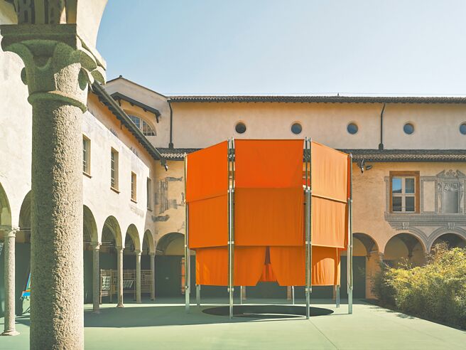 矗立于展区中央的高塔由竹子和钢材搭建，提供参观者遮荫和休息之处。（GUCCI提供）