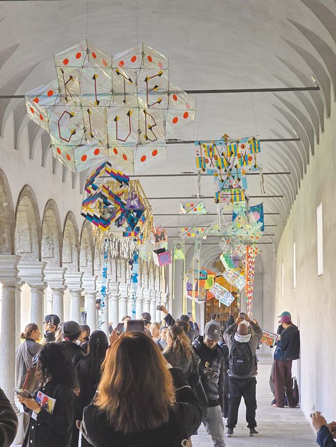 在修道院长廊上挂满五彩缤纷的竹风筝。（古明弘摄）