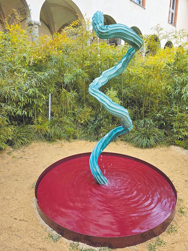 隐身于竹林小径间的喷泉雕塑品。（古明弘摄）