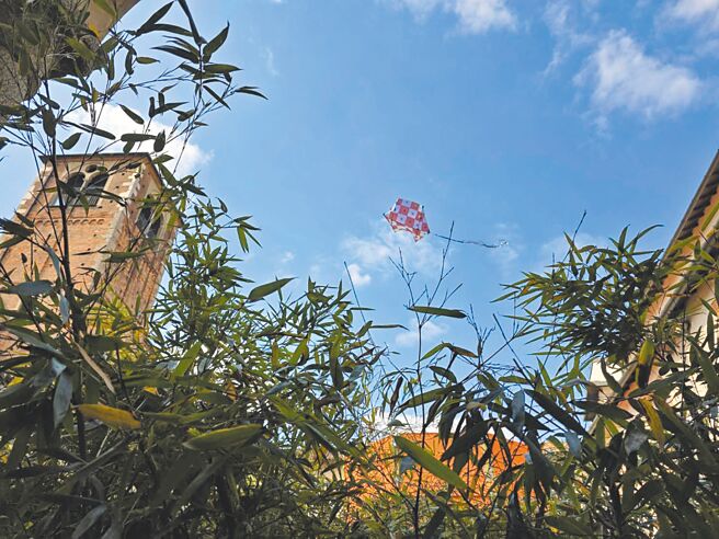 在修道院中不停飞舞的风筝，象徵竹子不仅能稳立于地面，也能以其他形式飘在空中。（古明弘摄）