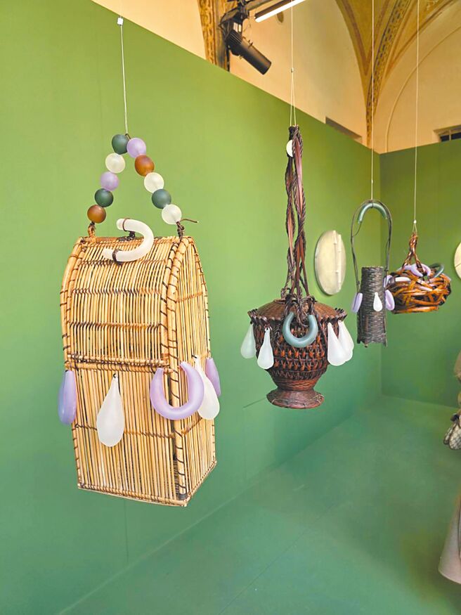 兼具美观与实用性的竹灯罩、竹篮等竹制品，在艺术家的巧手下变成充满异国风情的作品。（古明弘摄）