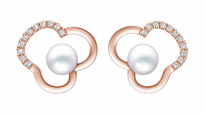 TASAKI CHANTS系列櫻花金鑲鑽與阿古屋珍珠耳環，17萬5000元。（TASAKI提供）