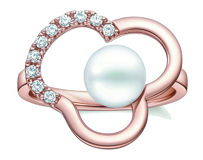 TASAKI CHANTS櫻花金鑲鑽和阿古屋珍珠戒指，12萬1000元。（TASAKI提供）