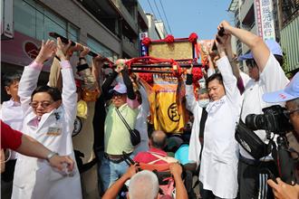 大甲媽回鑾彰化白袍醫扛轎 中風患者鑽轎底祈福