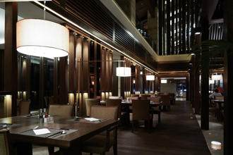 客人1行為超雷 一票服務生翻白眼：以為在挑房子選方位