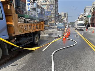 新竹中正路瀰漫瓦斯味！施工不慎挖破管线 紧急修復中