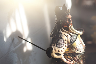 不是打瞌睡 關羽雕像「眼睛總是閉著」 老木匠吐嚴肅一事