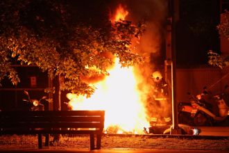 北市共享機車半夜冒熊熊烈火   警查出竟是他故意衝撞後點菸