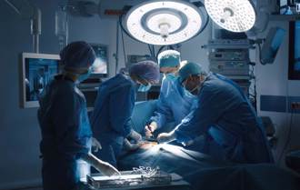 抽脂出包！台北醫美診所無合格麻醉師 民眾心肺停止氣切保命