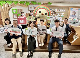 草屯佑民醫院兒科候診間變迷你圖書館 還有志工說故事