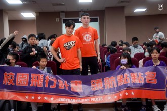 PLG》比打球還緊張！白曜誠與陳力生到快樂國小當講師