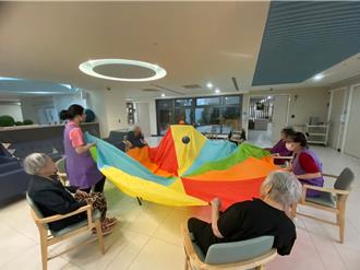 101歲失智醫師堅持「查房」 失智老人基金會用愛守護長者尊嚴