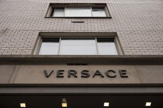 川普关税之乱助力 PRADA成功收购VERSACE