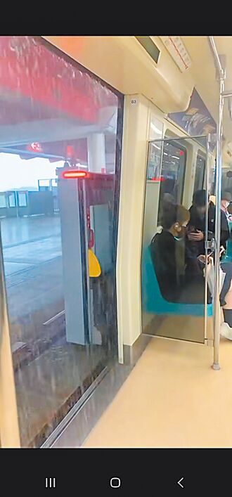 雨炸北捷 車廂淪滑水道