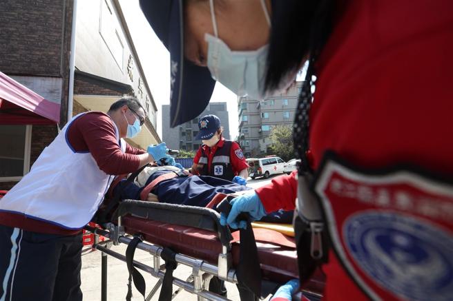 今年度首场「城镇韧性（全民防卫动员）」演习昨日于连江县登场，区分上午兵棋推演、下午综合实作演练，验证地方政府动员、临灾应变机制，有效强化全社会防卫韧性，守护国人生命财产安全。
（记者黄迪明摄）