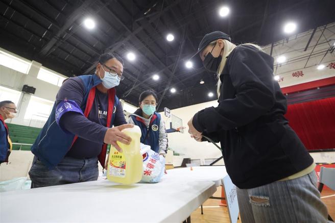  「战时民生必需品配售作为」演练中，乡公所协助民眾领取物资。（记者黄迪明摄）