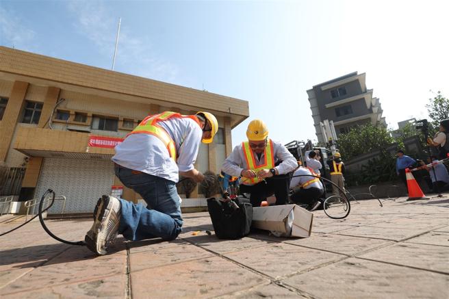  「战时重要民生、经建设施遭受破坏抢救作为」课目中，中华电信人员进行战灾抢修作业，维繫通讯正常。（记者黄迪明摄）