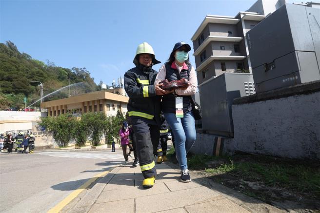 连江县消防局出动消防员、义消，协力伤患后送。（记者黄迪明摄）