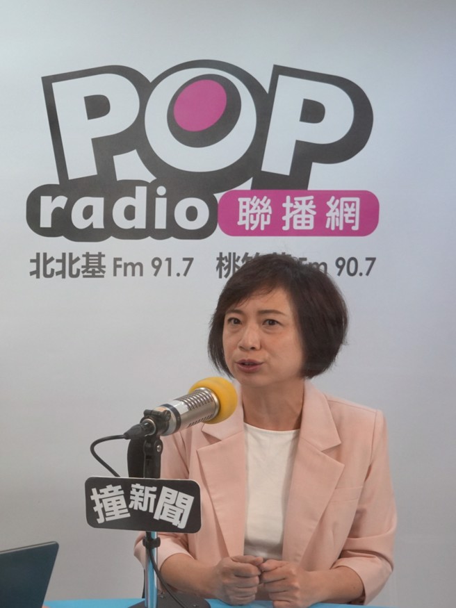 立委何欣纯接受广播节目专访。（POP Radio提供）