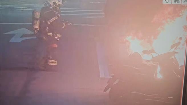 警消获报到场将火势扑灭。（翻摄照片／林郁平台北传真）