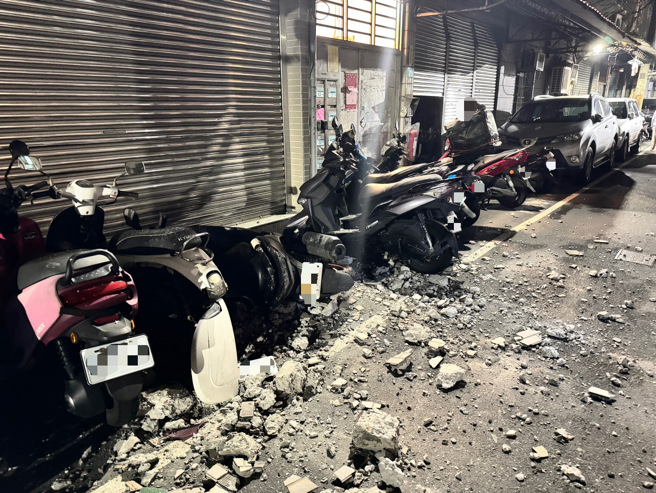 暗夜房屋外墙剥落狂下瓷砖雨，导致６辆机车受损。（翻摄画面）