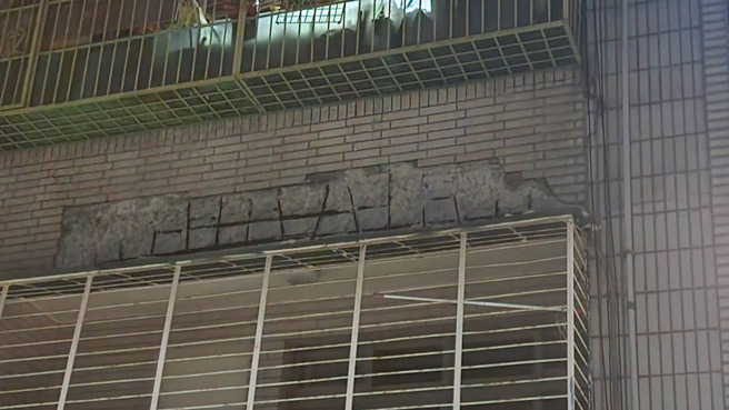 暗夜房屋外墙剥落狂下瓷砖雨。（翻摄画面）