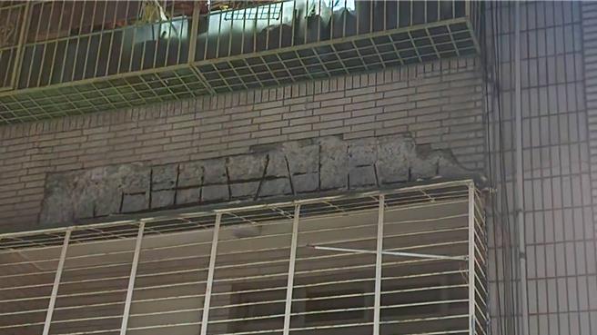 海砂屋磁砖崩落。（三重警分局提供）