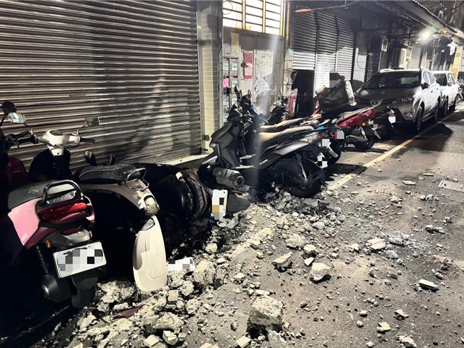 海砂屋磁砖崩落，造成机车损毁。（三重警分局提供）