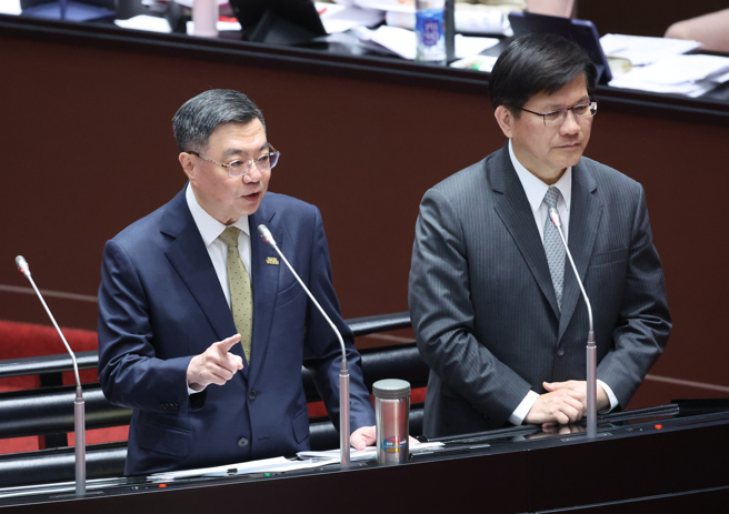 立法院11日邀请行政院专案报告「美国关税政策因应作为」，行政院长卓荣泰（左）、外交部长林佳龙（右）上台答询。（姚志平摄）