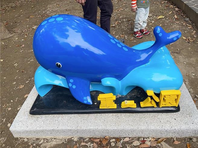 鲸鱼意象装置损坏。（图／石一佑）