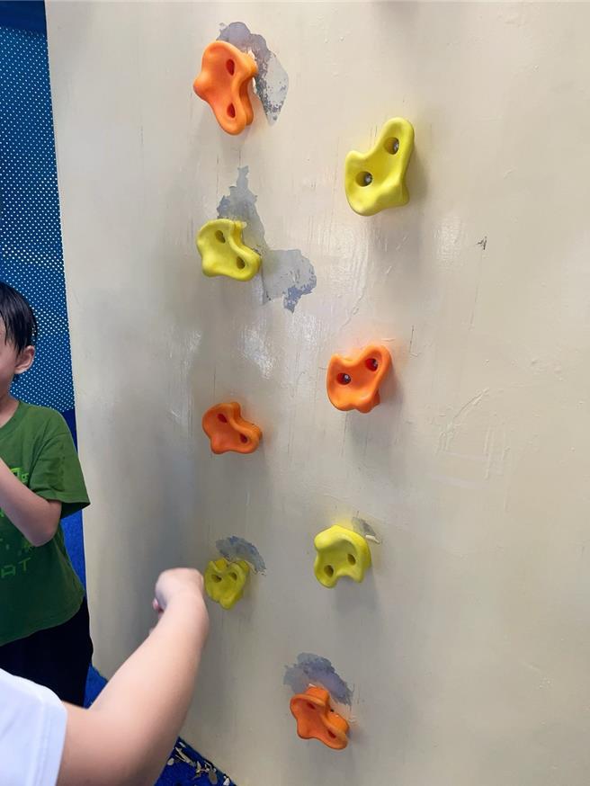 攀爬区油漆剥落。（图／石一佑）