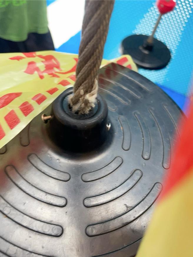 游具绳索破损。（图／石一佑）
