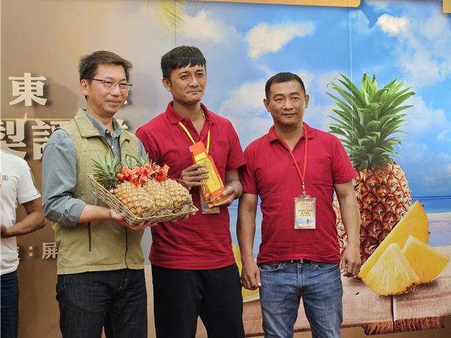 屏东县政府举办优质金钻凤梨评鑑，冠军为蓝天合作社潘琮咏（中）。（罗琦文摄）
