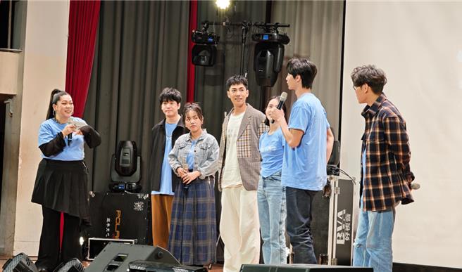 演员群与同学组队大玩比手画脚。（阿荣影业提供）