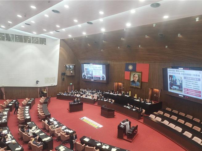 针对美国对我国课徵关税，行政院长卓荣泰今(11)日赴立法院备询并展开专案报告，民进党立委吴思瑶质询时痛批在野党毫不忠诚，国民党甚至要重返一中市场的老路，「陆客、陆资成国民党的万年公式，撒钱发钱成国民党的万用药单」。(黄敬文摄)