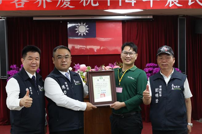 嘉义市农会理事长陈力维、总干事黄腾辉、常务监事刘明澄表扬百大青农林楷尧。（廖素慧摄）